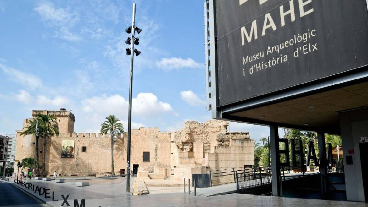 Entrada principal del museo MAHE en Elche