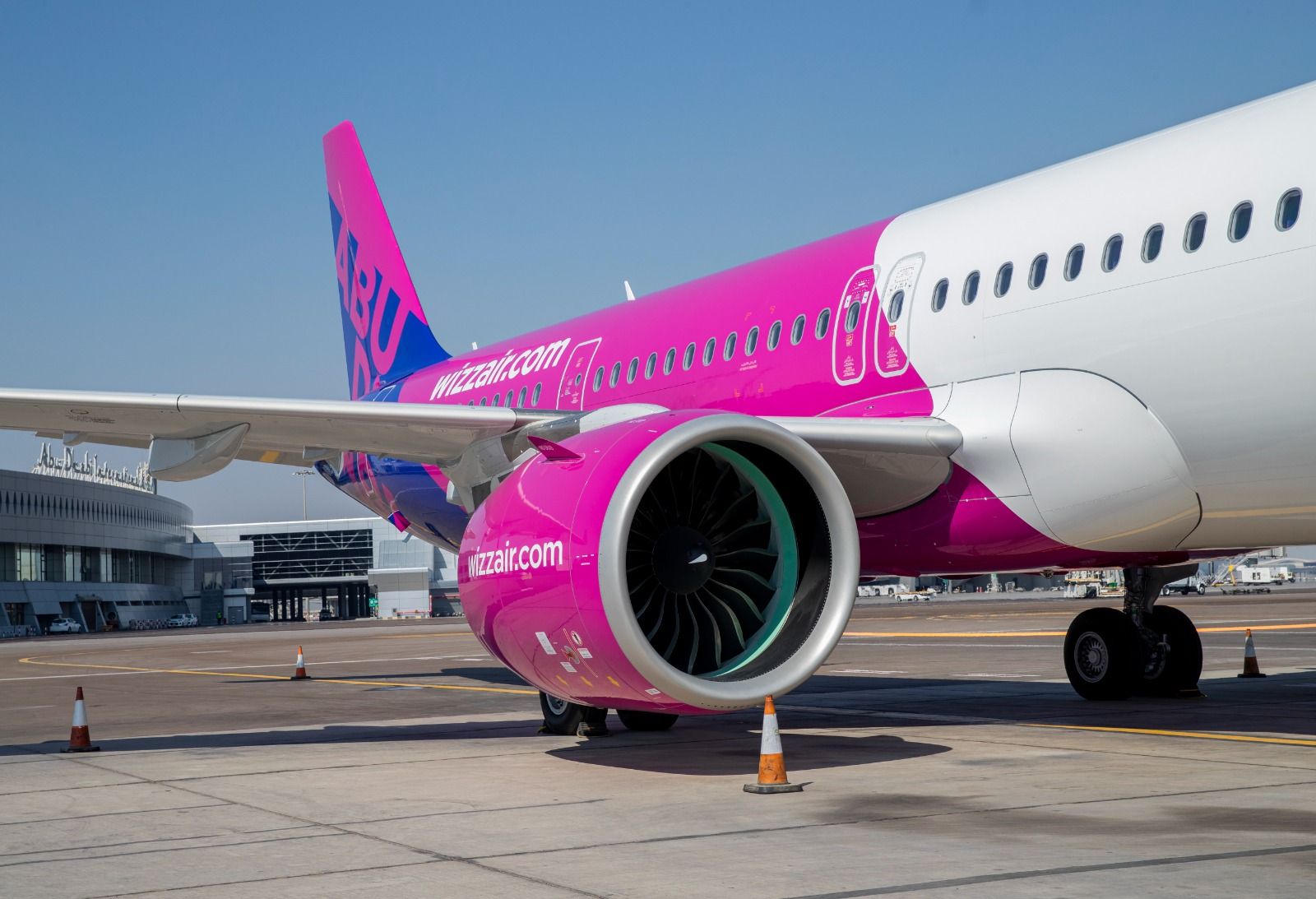 Avión de Wizz Air en la pista de embarque de un aeropuerto