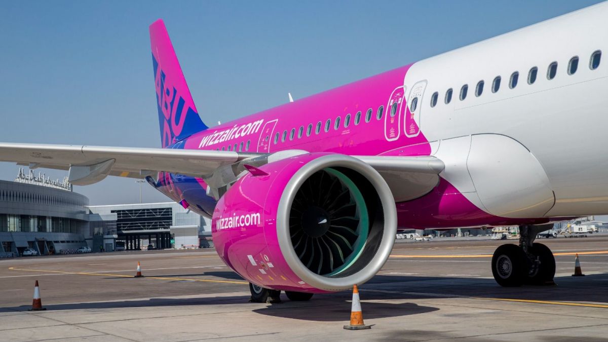 Avión de Wizz Air en la pista de embarque de un aeropuerto
