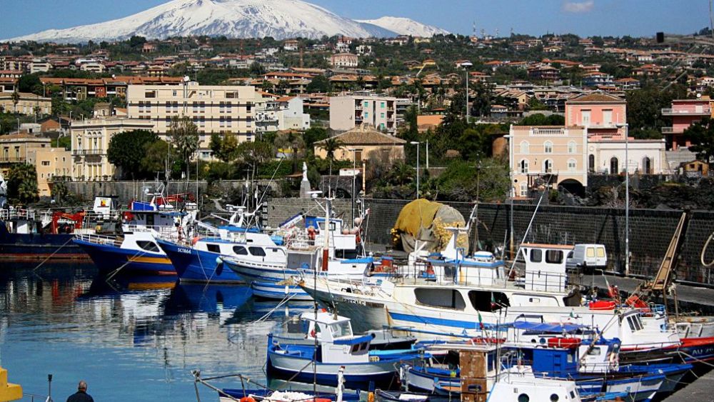 Ciutat de Catania amb el volcá Etna de fons