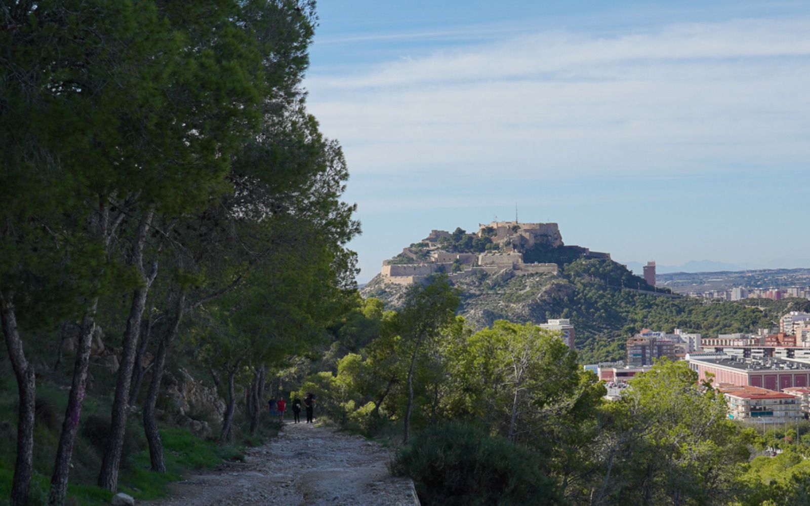 Sendera de la Serra Grossa amb el castell de Santa Bàrbara de fons a Alacant (Foto: apatita.com)
