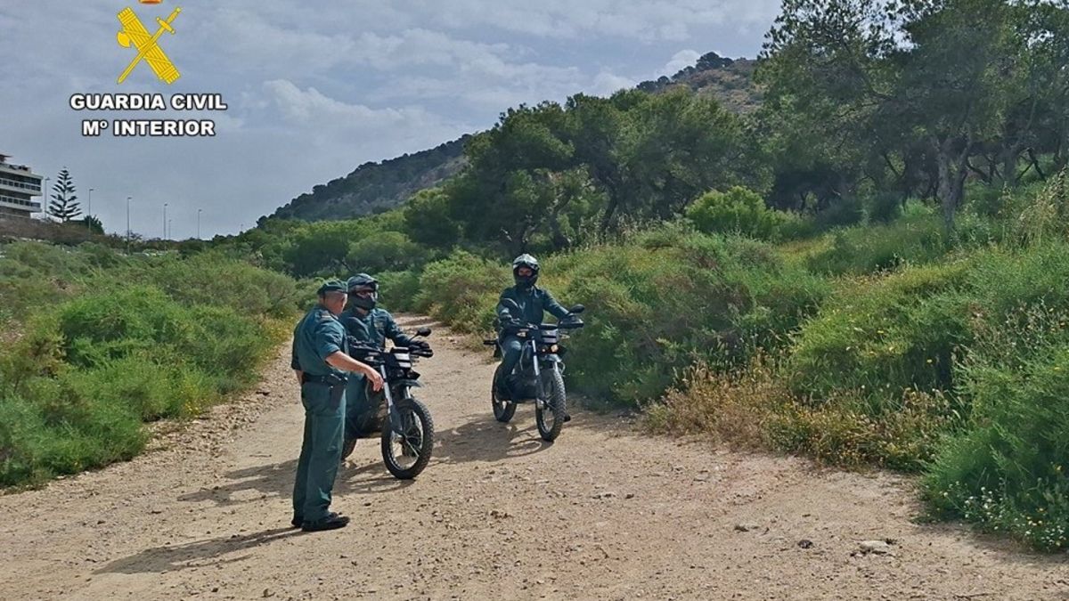 Agents de la Guàrdia Civil en la Serra Grossa d'Alacant