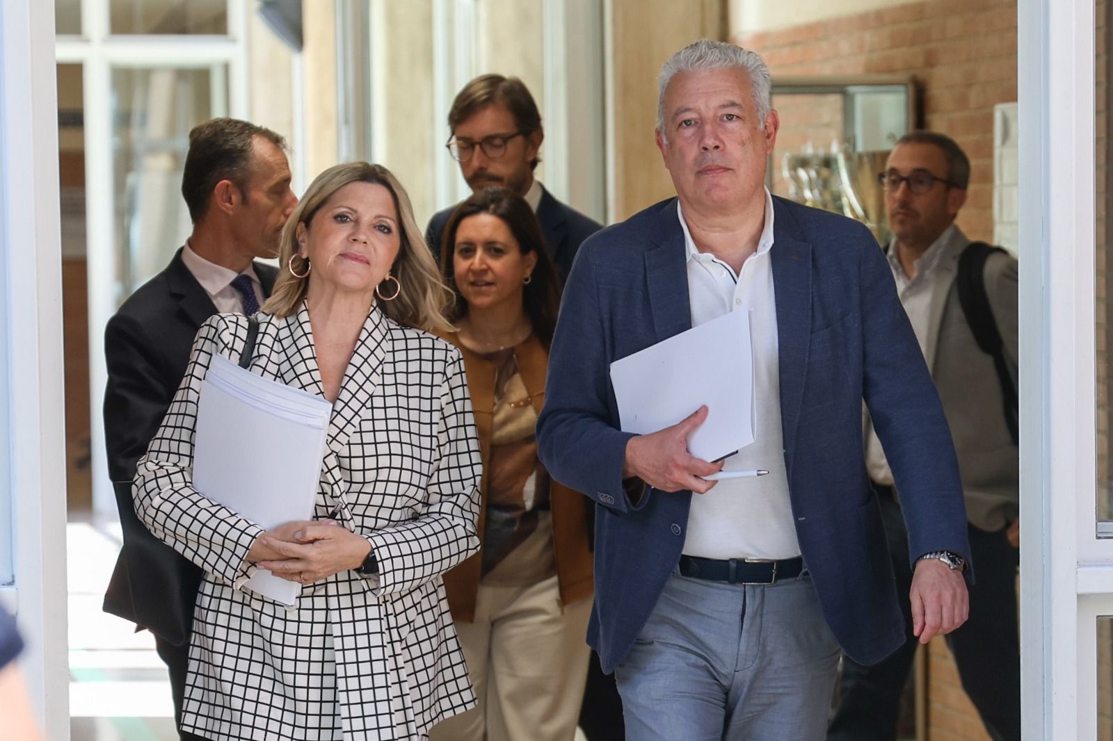 La consellera d'Educació, Carmen Ortí, i el secretari autonòmic d'Educació, Daniel McEvoy, després d'una de les reunions amb els sindicats