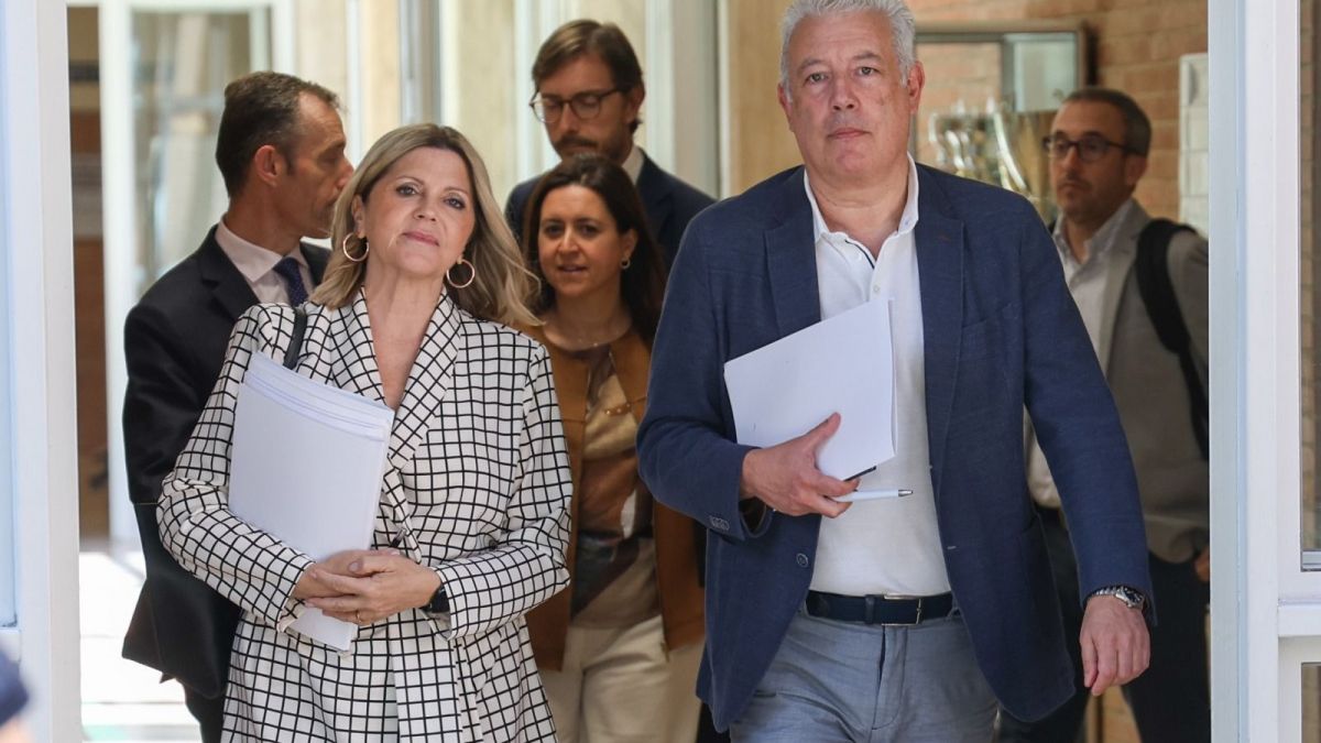 La consellera de Educación, Carmen Ortí, y el secretario autonómico de Educación, Daniel McEvoy, tras una de las reuniones con los sindicatos