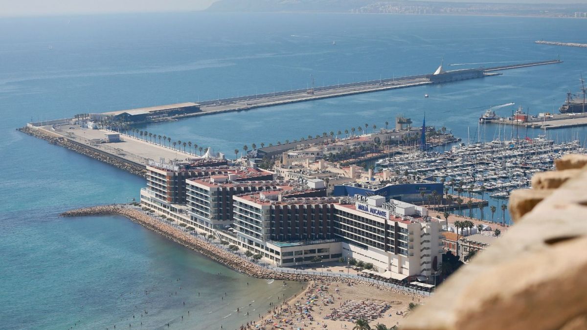 Imatge des del Castell de les zones del moll 10, 12 i 14 per a la marina de superiots en el port d'Alacant