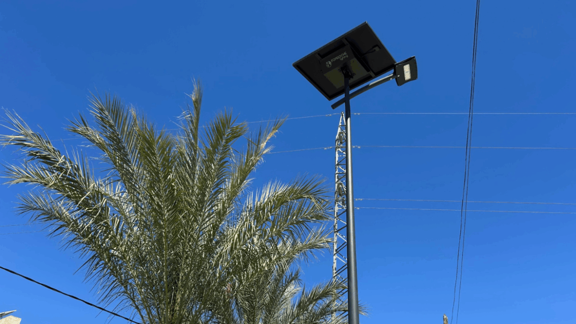 El Ayuntamiento mejora la iluminacion en Pena de las Aguilas con nuevas farolas solares 1170x659