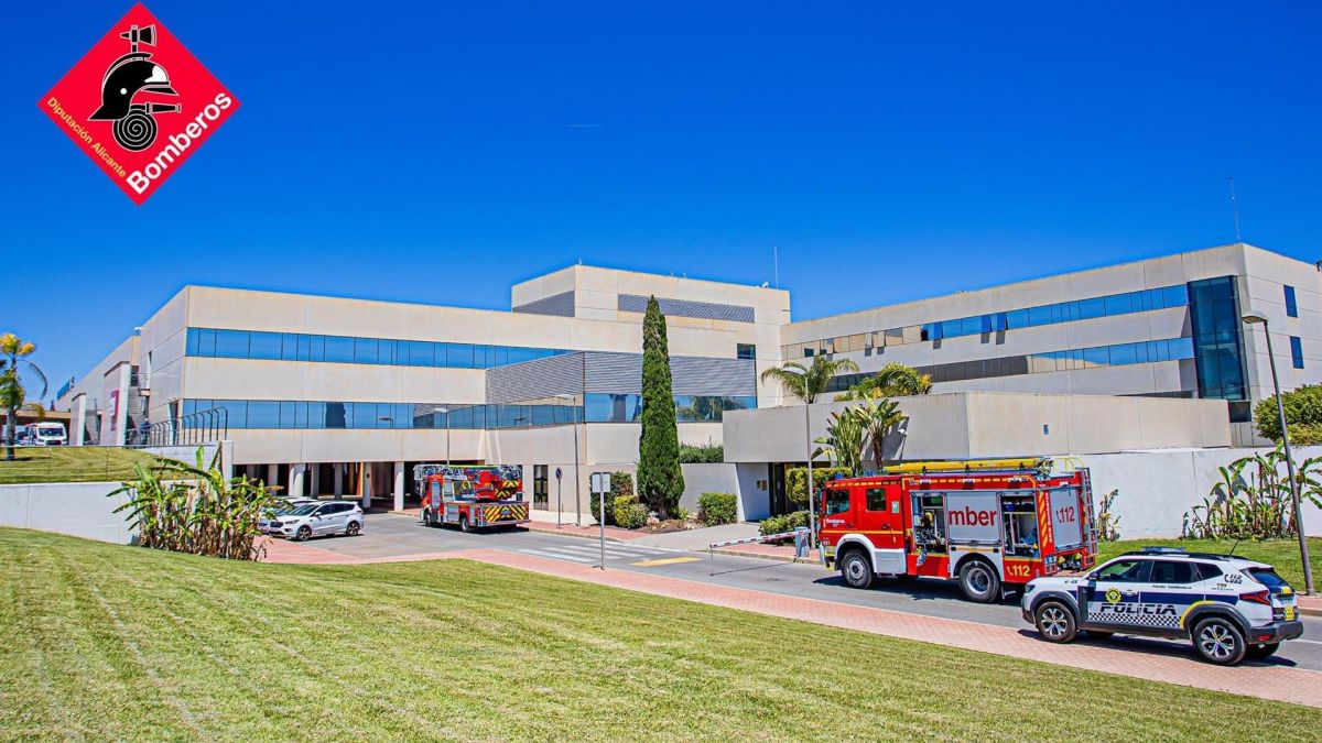 Camions de Bombers a l'Hospital de Torrevieja per l'incendi