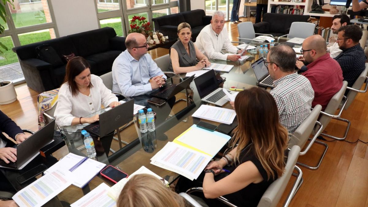 Reunión en Conselleria de Carmen Ortí y los directores generales