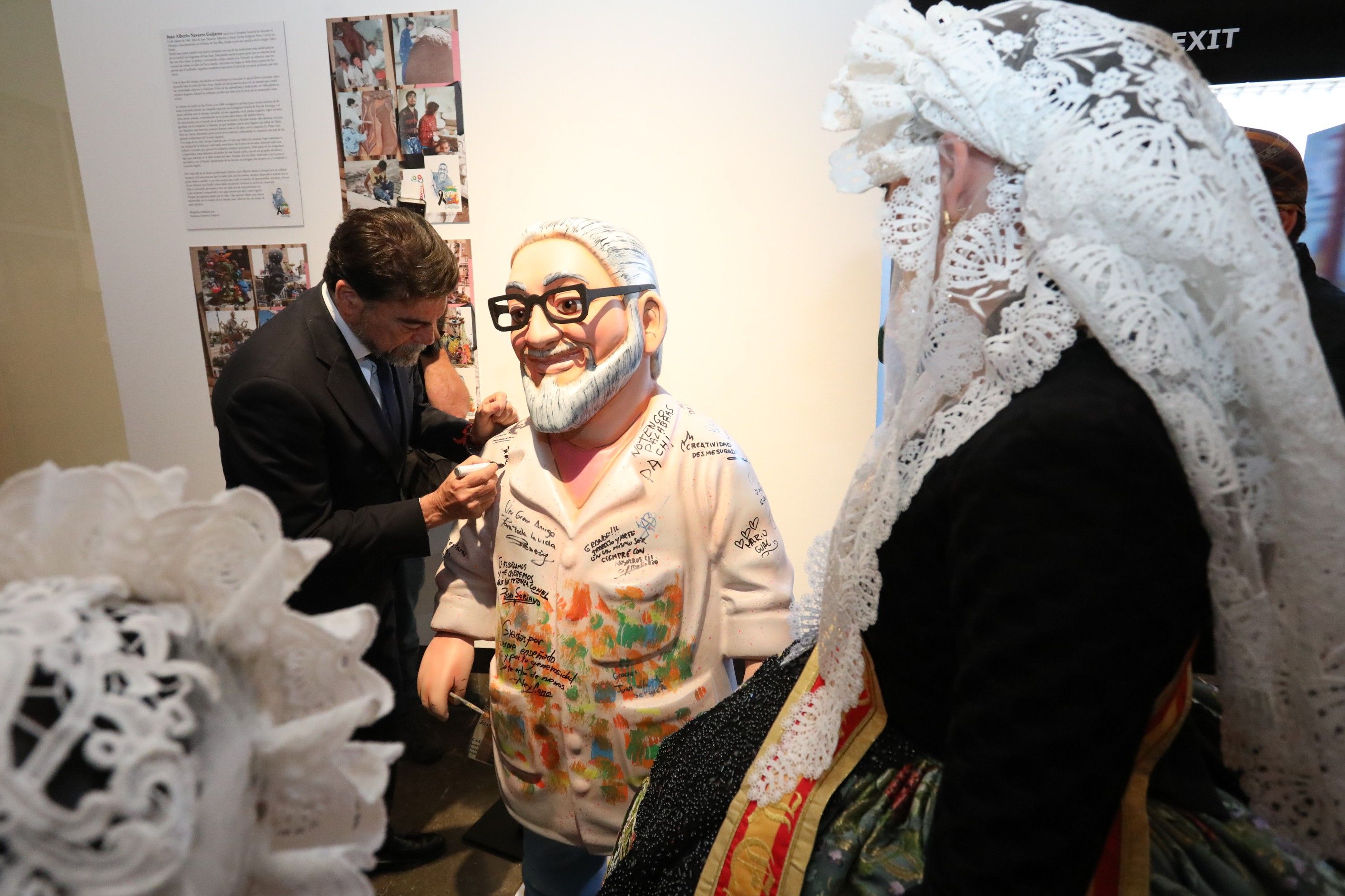 Figura conmemorativa de Juan Alberto Navarro en la Exposición del Ninot 2026 en Alicante