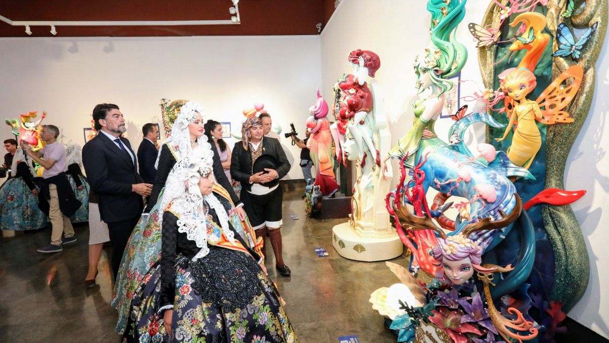 El alcalde y las Belleas del Foc visitan la Exposición del Ninot 2026 El alcalde y las Belleas del Foc visitan la Exposición del Ninot 2026