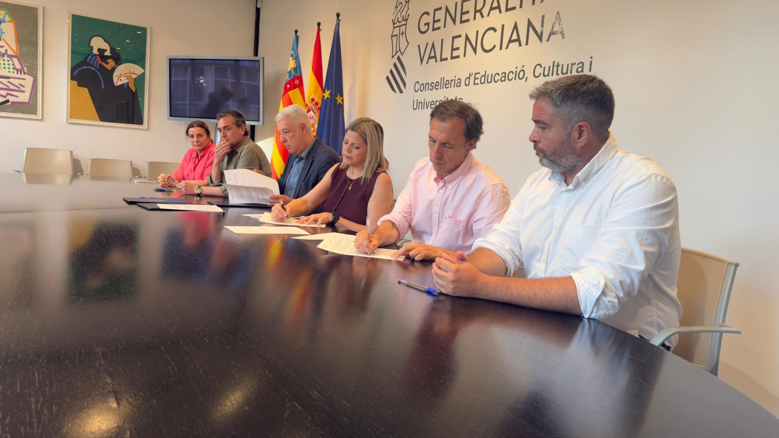 Carmen Orti y los representantes de CSIF y ANPE firman el acuerdo por la mejora retributiva