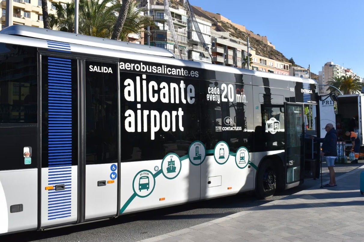 Autobús de la línea C-6 en la parada de la Puerta del Mar Autobús de la línea C-6 en la parada de la Puerta del Mar