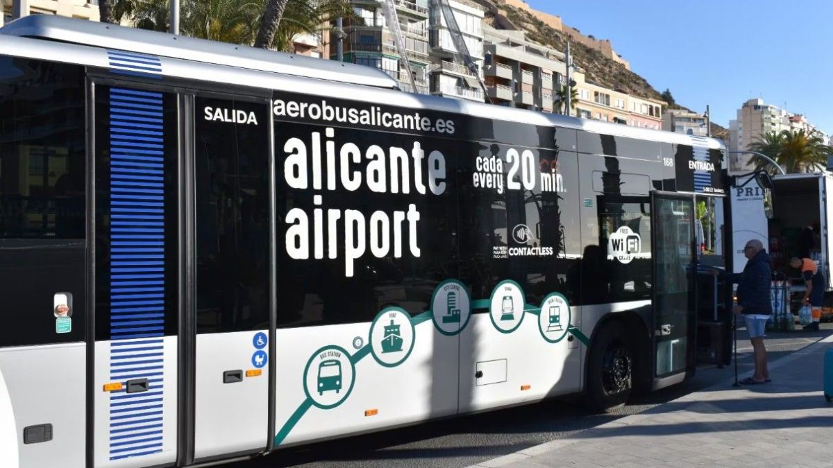 Autobús de la línia C-6 en la parada de la Porta de la Mar