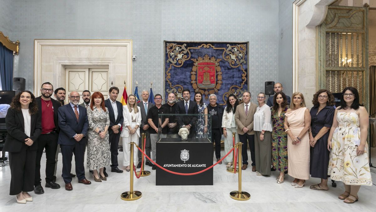 La corporación municipal junto a la Venus