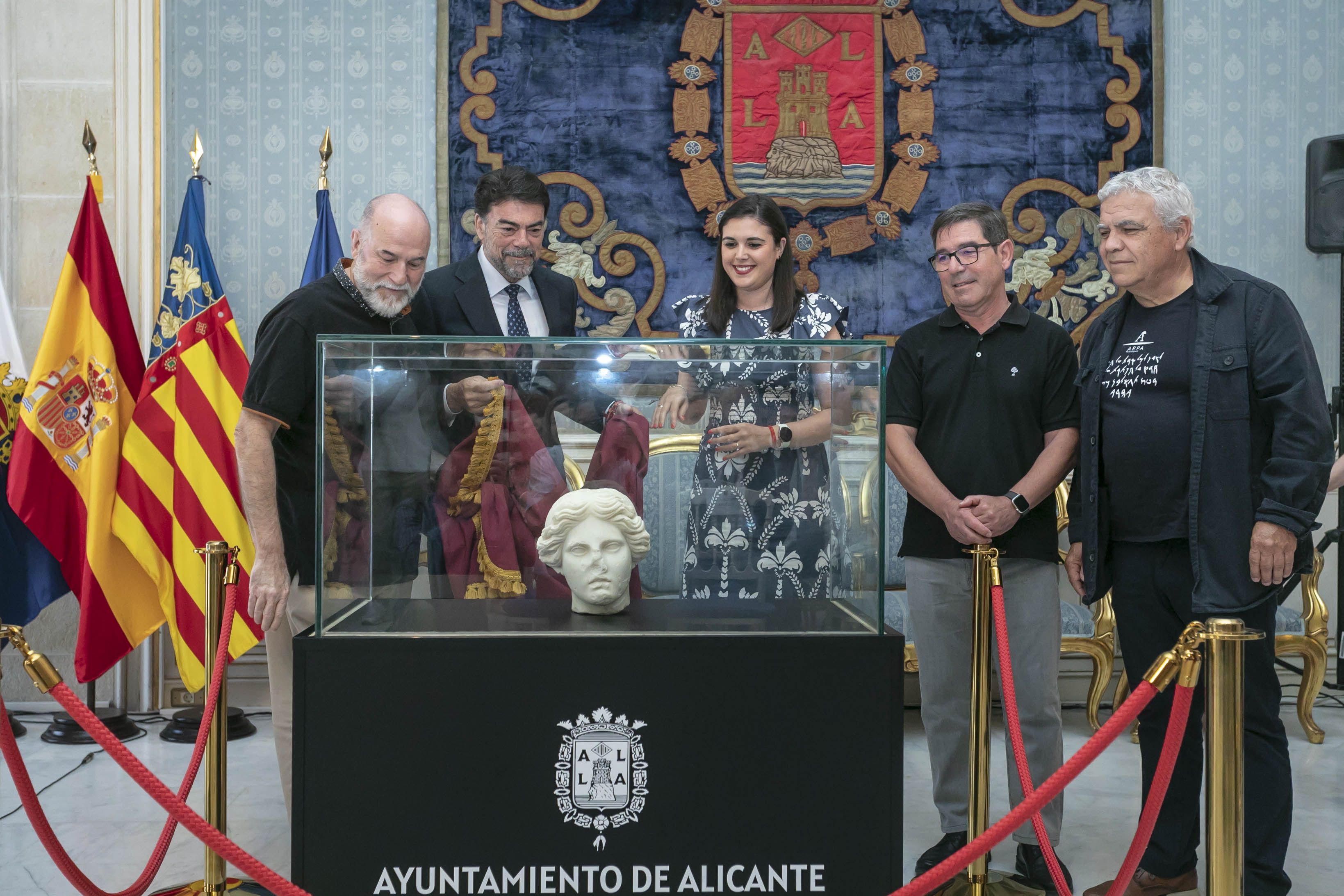 Moment en el qual l'alcalde Luis Barcala revela la Venus