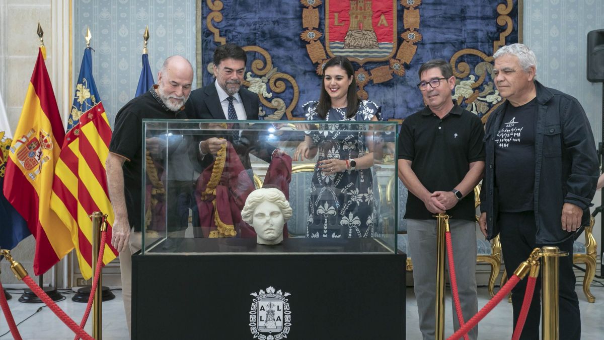 Momento en el que el alcalde Luis Barcala desvela la Venus