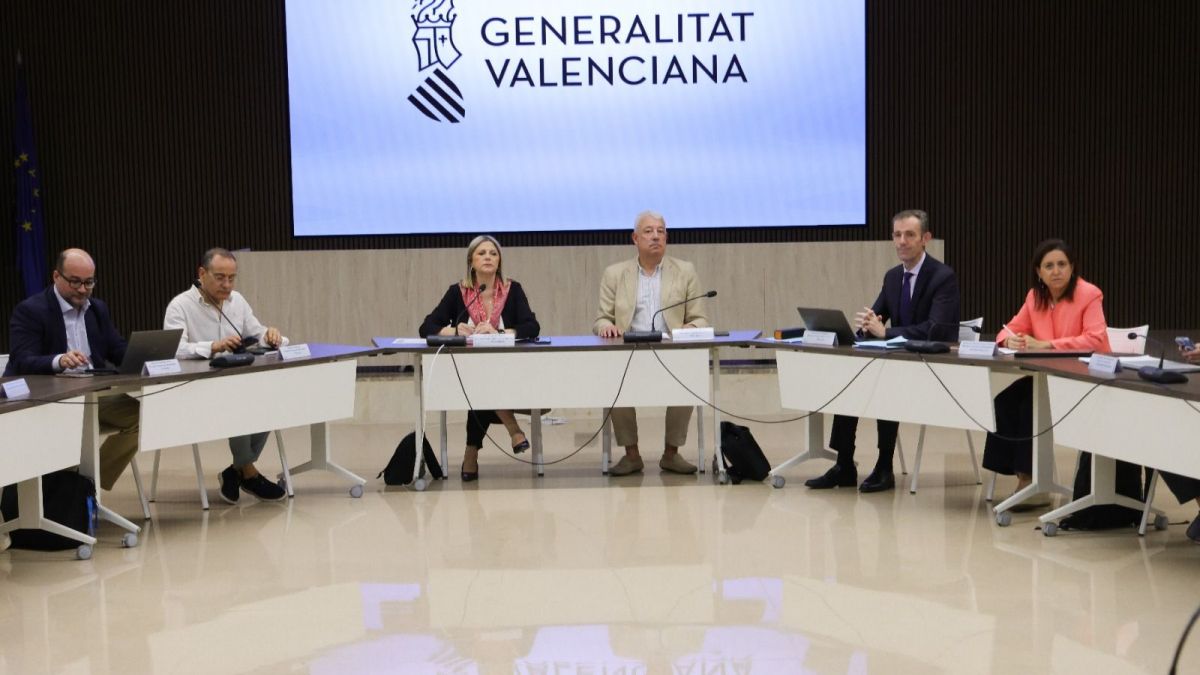 La consellera Carmen Ortí y el secretario autonómico Daniel McEvoy en una reunión con los sindicatos