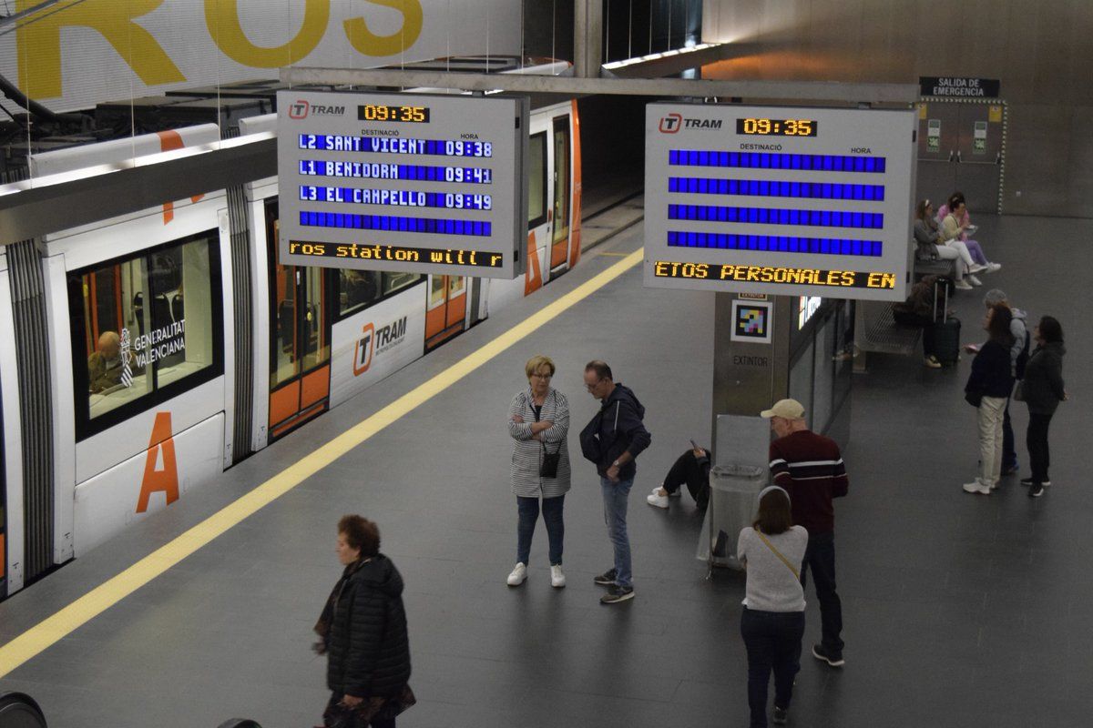 Personas en el interior de la estación de Luceros del TRAM de Alicante