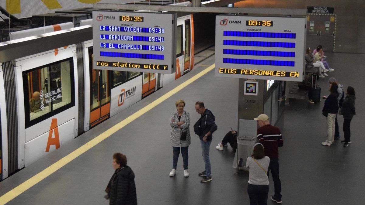 Personas en el interior de la estación de Luceros del TRAM de Alicante Personas en el interior de la estación de Luceros del TRAM de Alicante