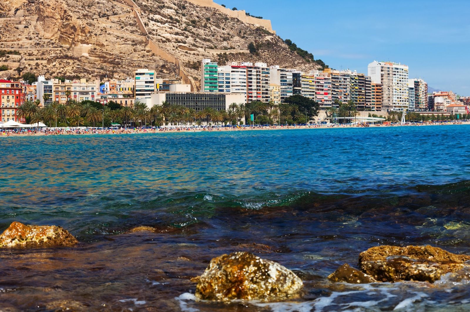 La mar Mediterrània banya la costa de la ciutat d'Alacant