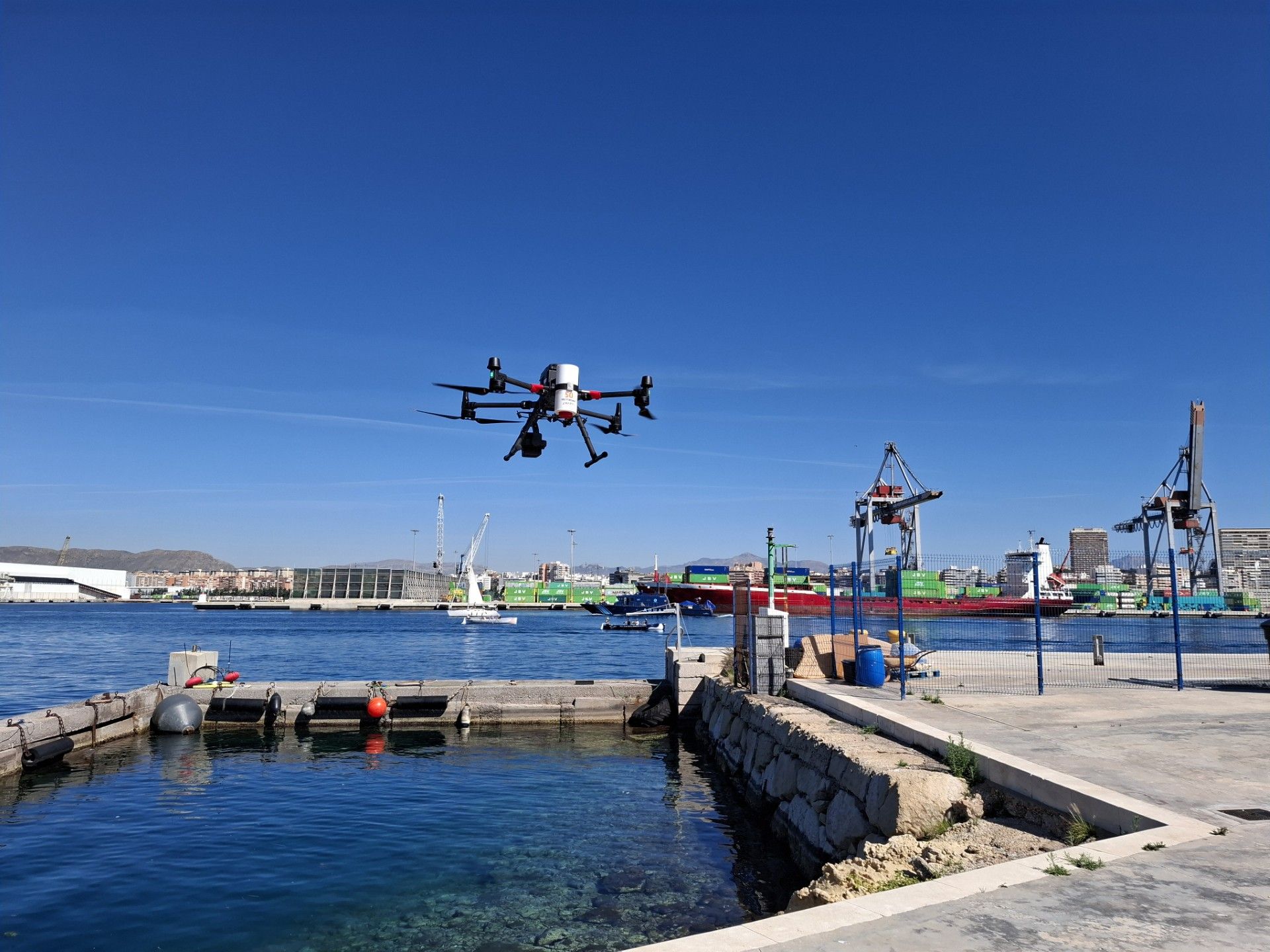 Un dron vuela sobre el Puerto de Alicante Un dron vuela sobre el Puerto de Alicante