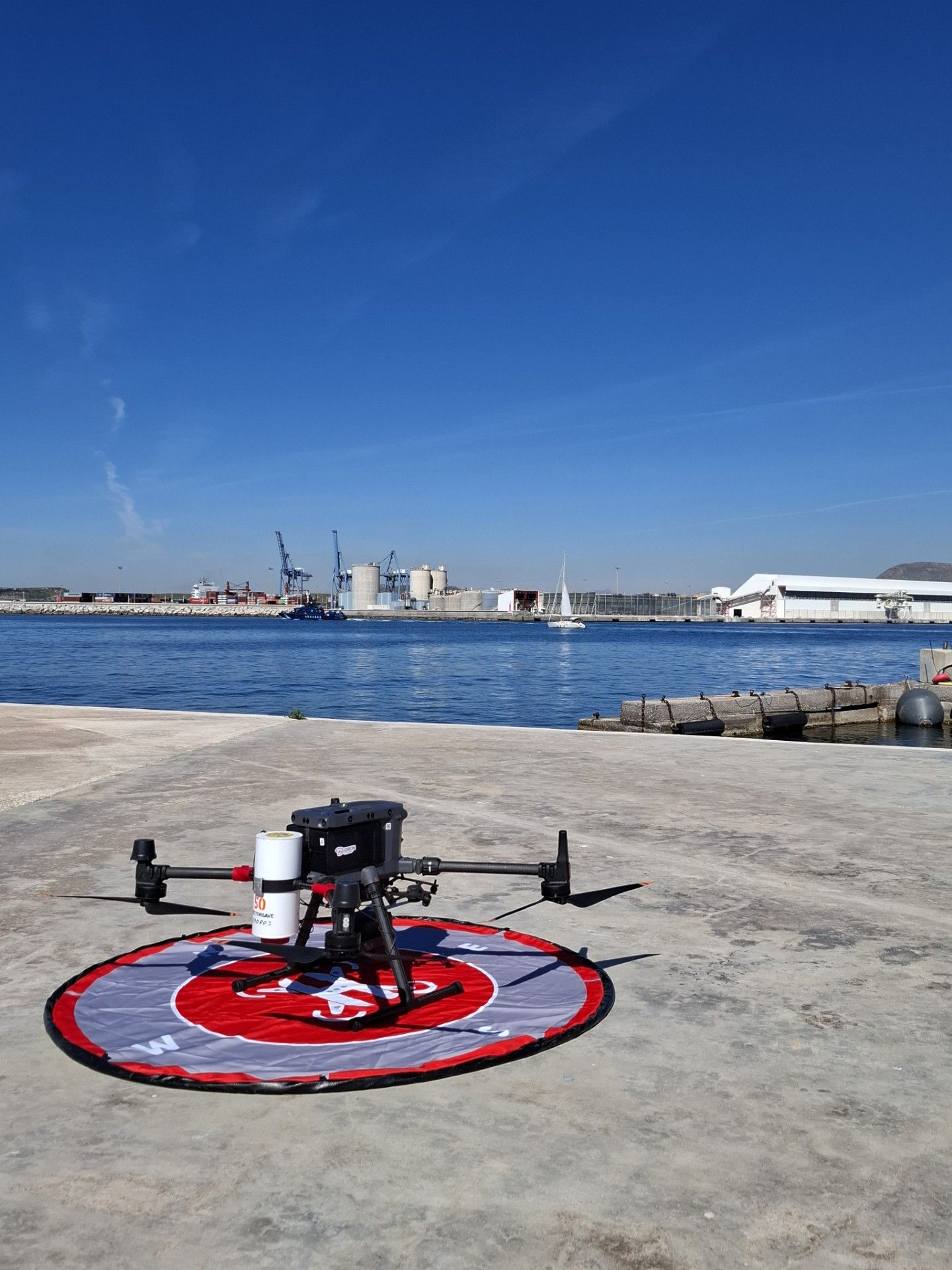Uno dron listo para empezar a reconocer el Puerto de Alacant
