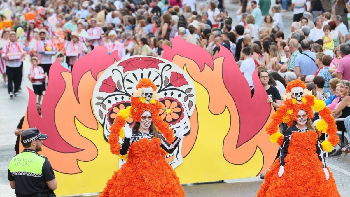 Desfile del Ninot 2025 en Alicante (Foto: Tony Díez)