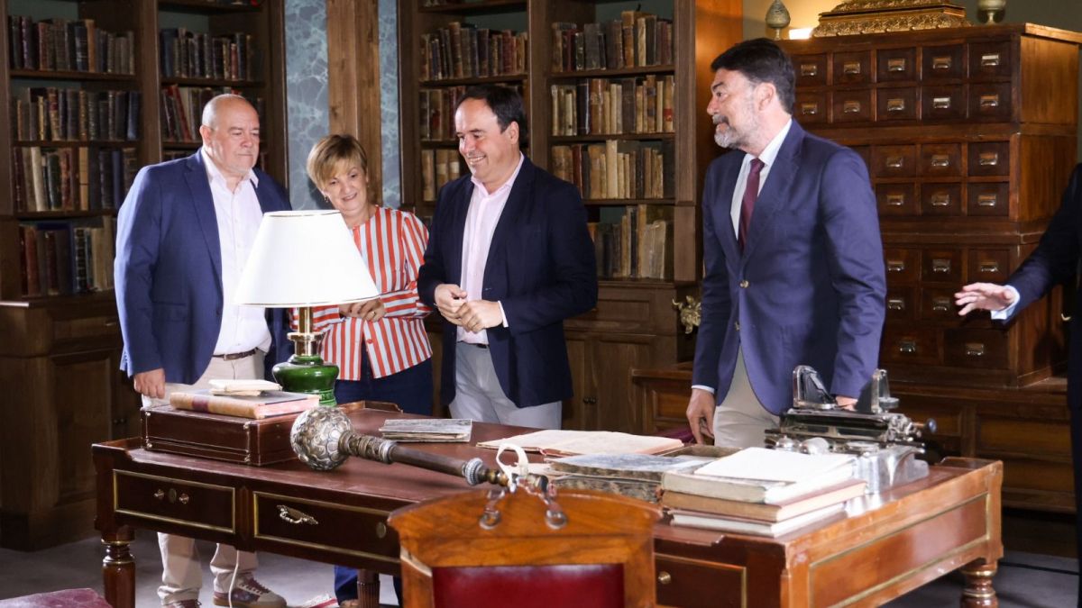Juanfran Pérez Llorca, Marian Cano y Luis Barcala visitan el escenario de un rodaje en la Ciudad de la Luz