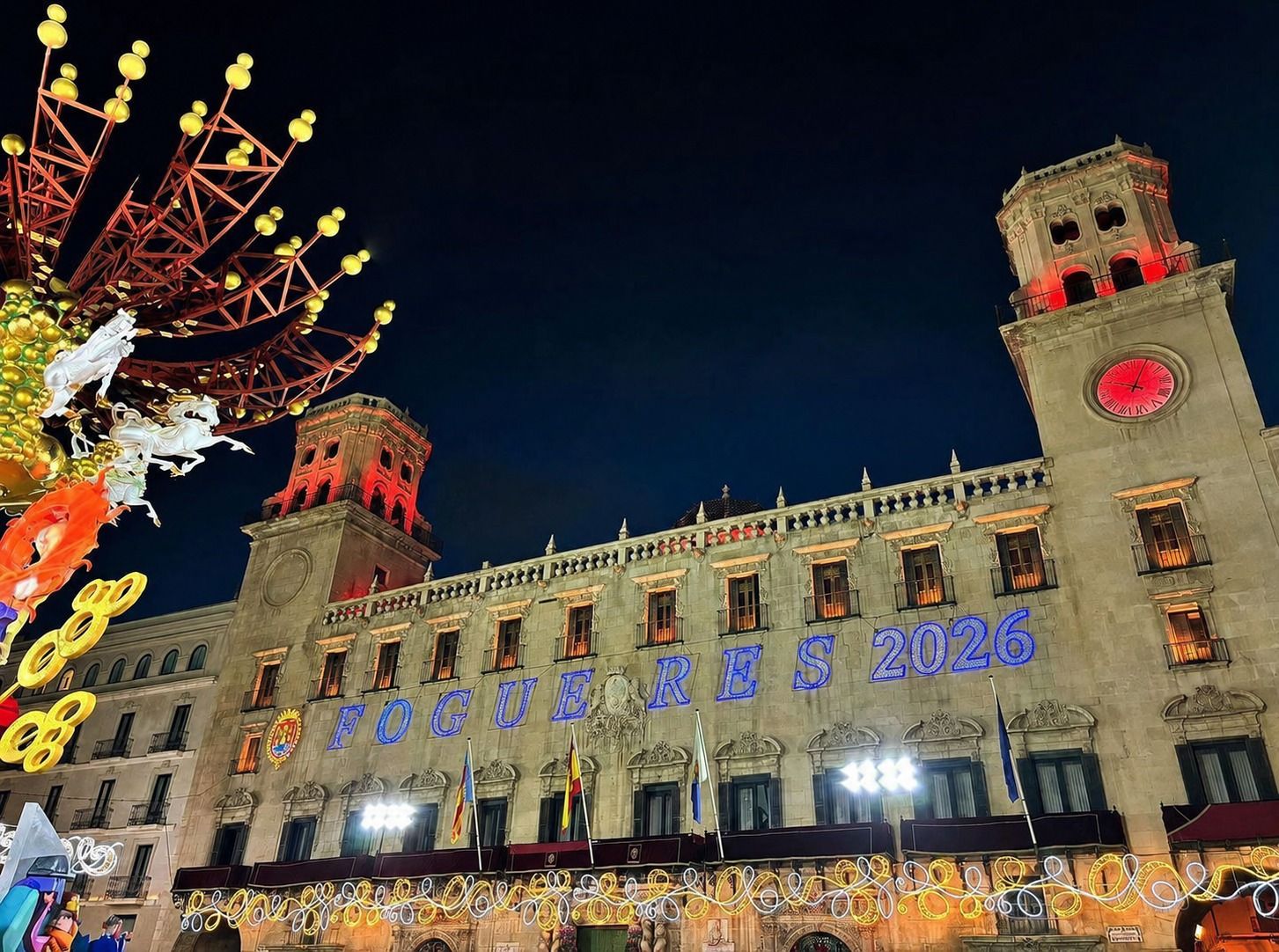 Recreación con IA del cartel luminoso de las Hogueras 2026 en el Ayuntamiento de Alicante Recreación con IA del cartel luminoso de las Hogueras 2026 en el Ayuntamiento de Alicante