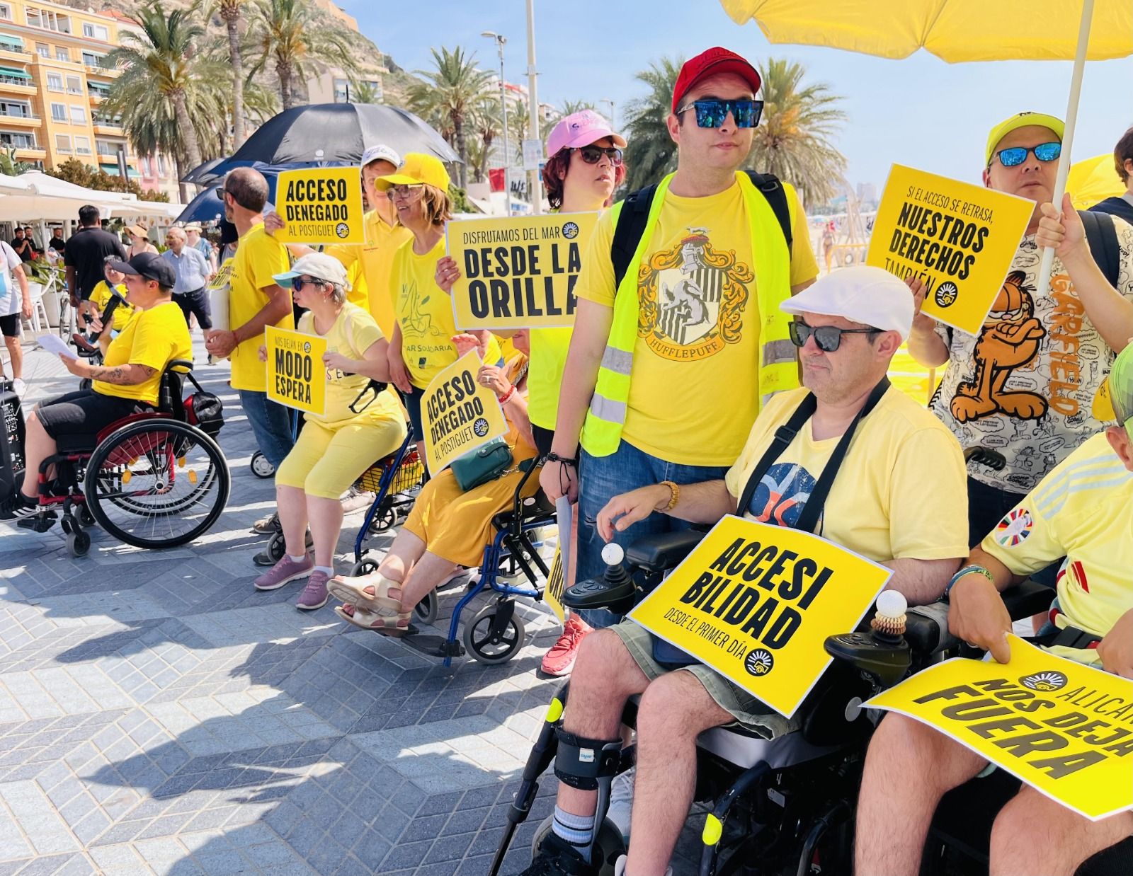 Protesta de Cocemfe para la acelerar la apertura de las playas accesibles en Alicante Protesta de Cocemfe para la acelerar la apertura de las playas accesibles en Alicante