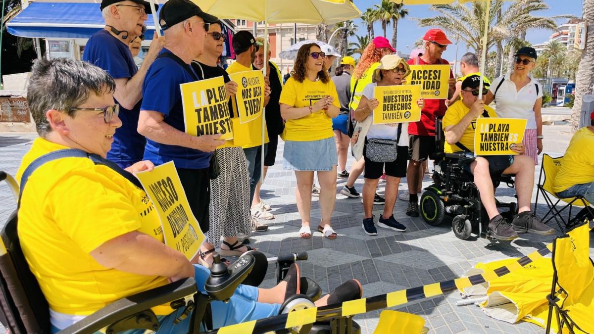 Concentración de COCEMFE para exigir el inicio del servicio de playas accesibles en Alicante