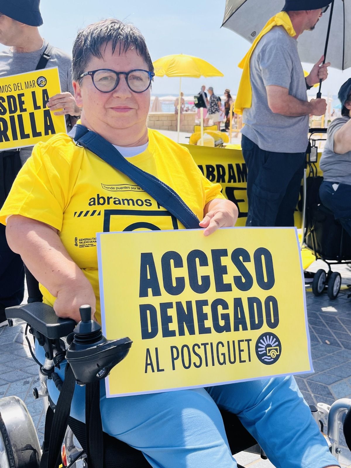 Usuaria de los servicios adaptados en las playas de Alicante