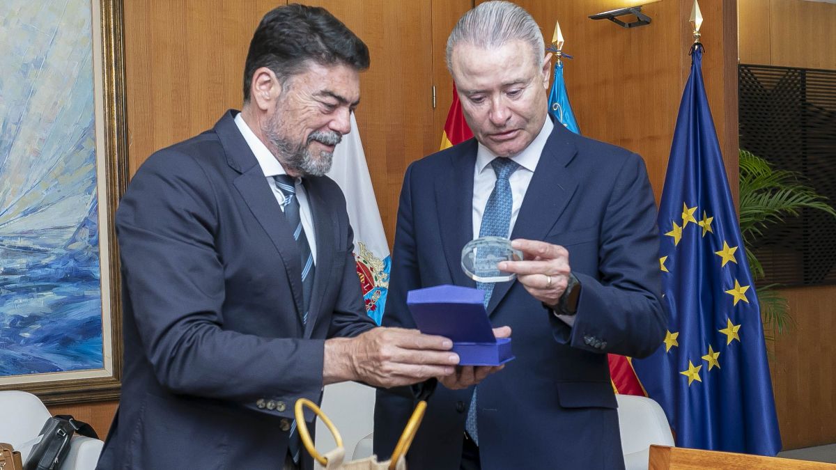 Barcala entrega un detalle de Alicante al embajador de México 