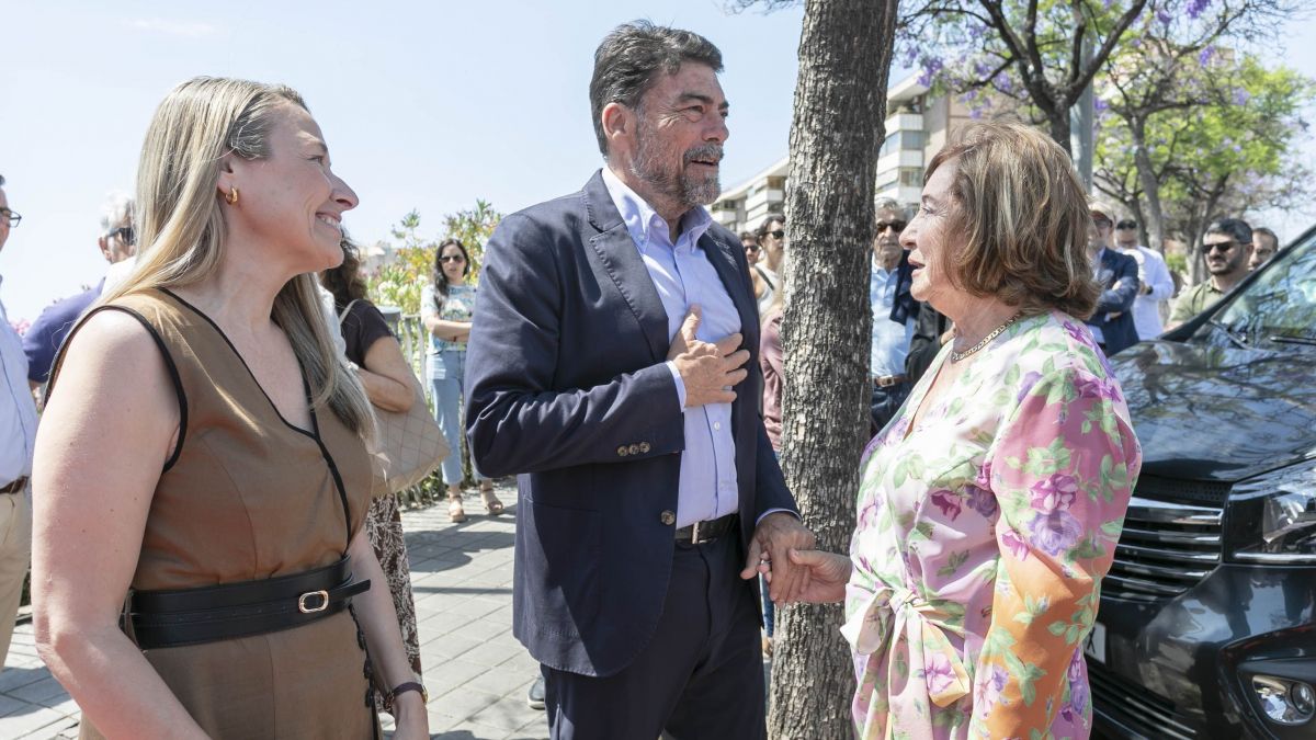 Luis Barcala recibe la viuda de Florentino Regalado antes del acto
