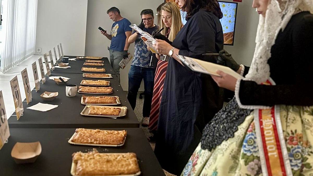 Deliberació del jurat en el concurs de coca amb tonyina d'Alacant