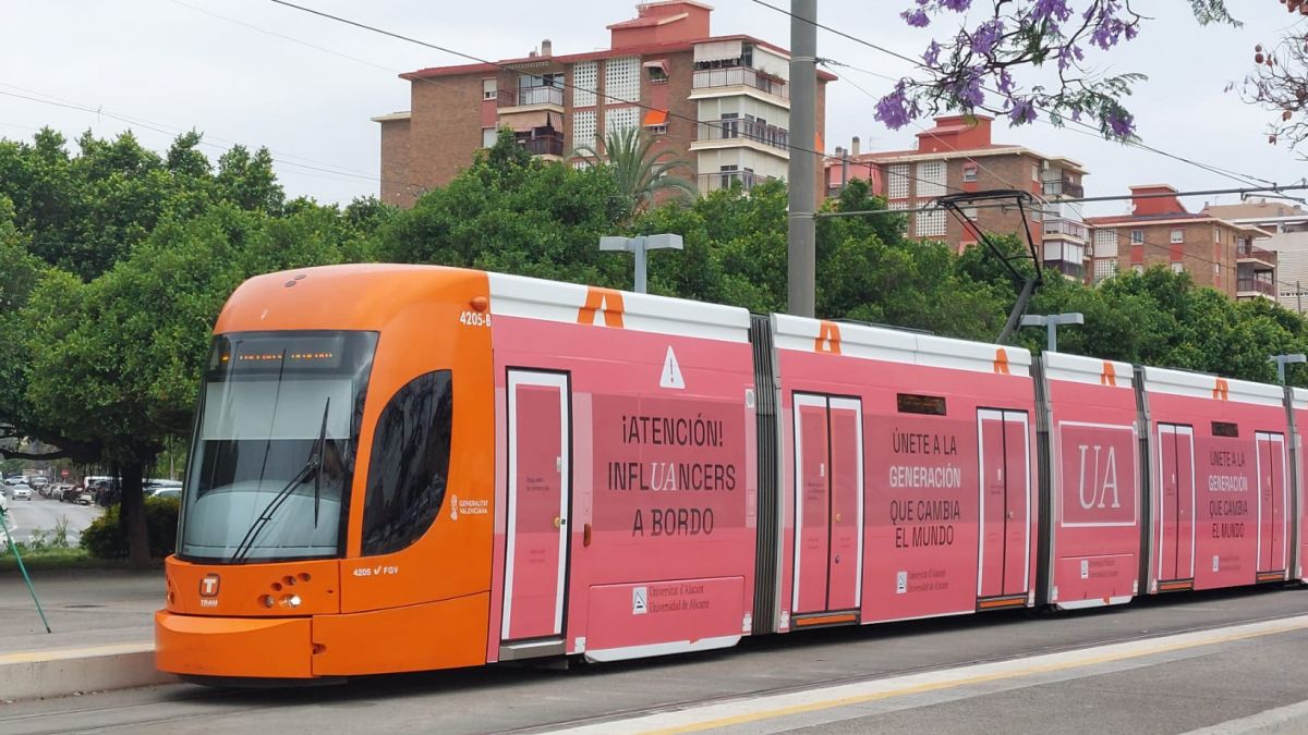 TRAM d'Alacant serigrafiat amb la campanya de la UA
