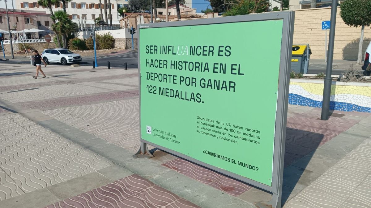 Publicitat en la parada del TRAM de Muchavista
