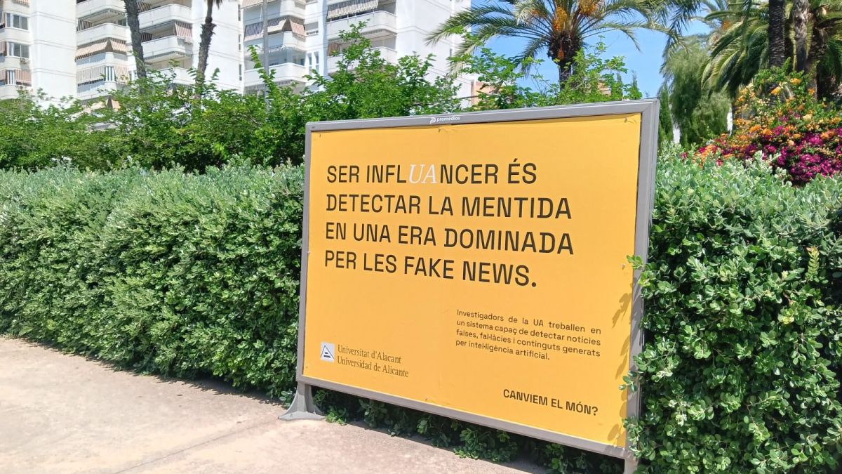 Mupi publicitari amb la campanya de la UA