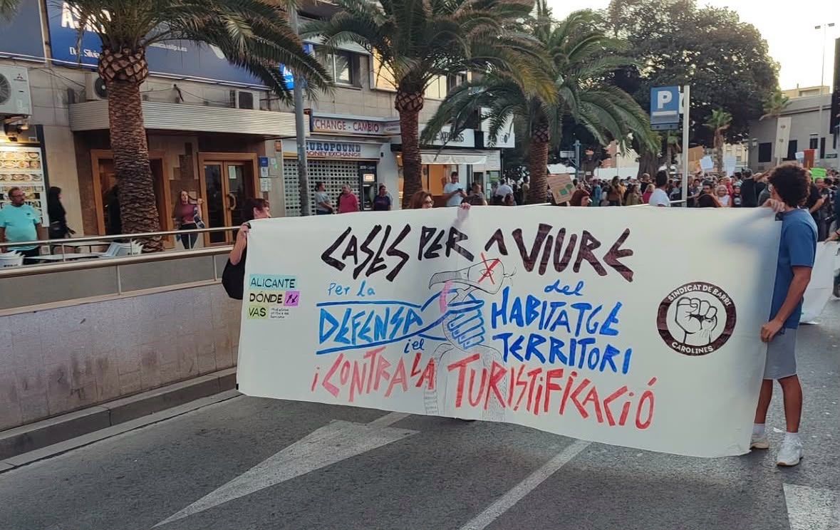 Pancarta de inicio de una manifestación por la vivienda en Alicante