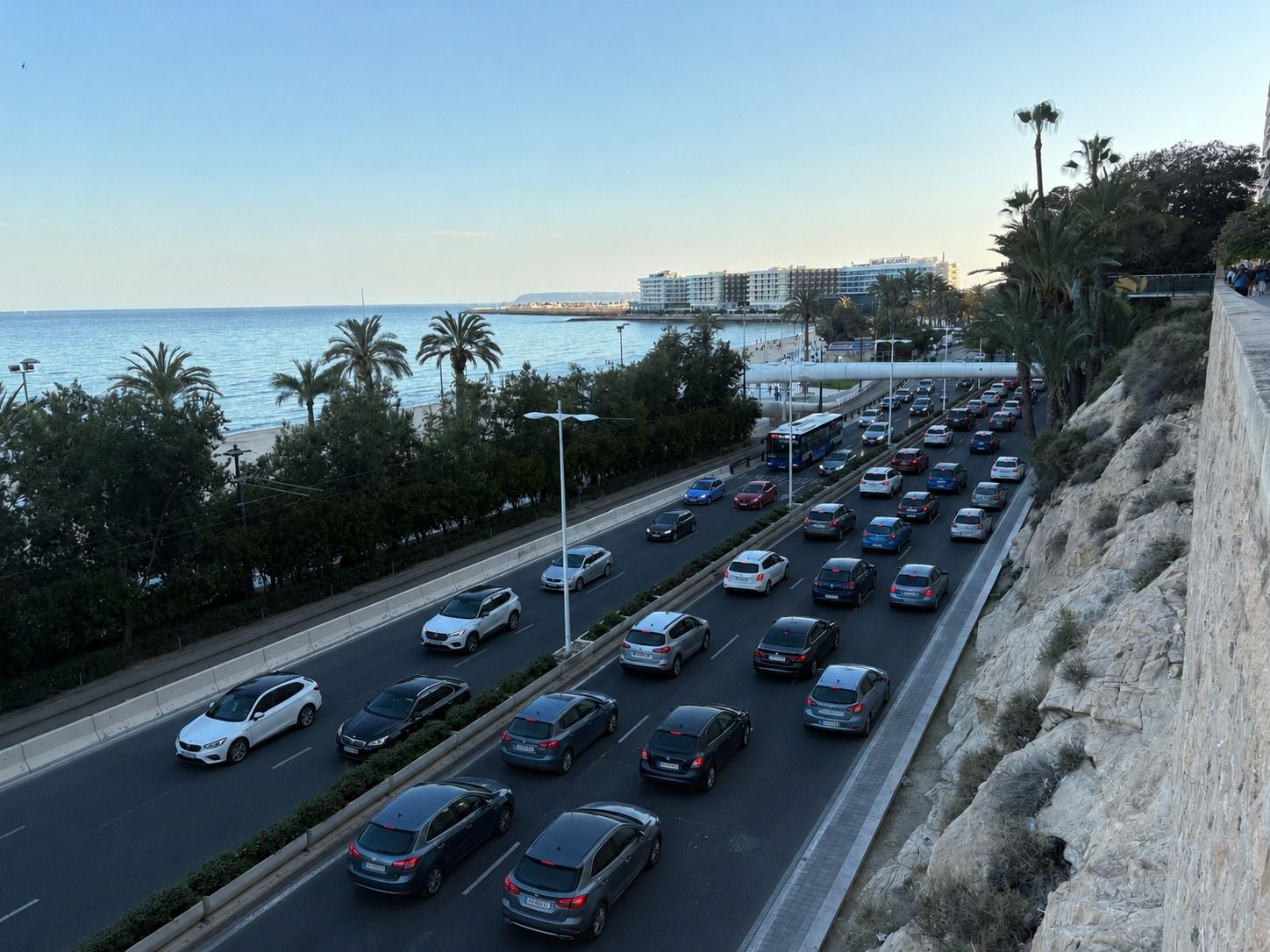 Tráfico denso en el frente litoral de Alicante durante las Hogueras