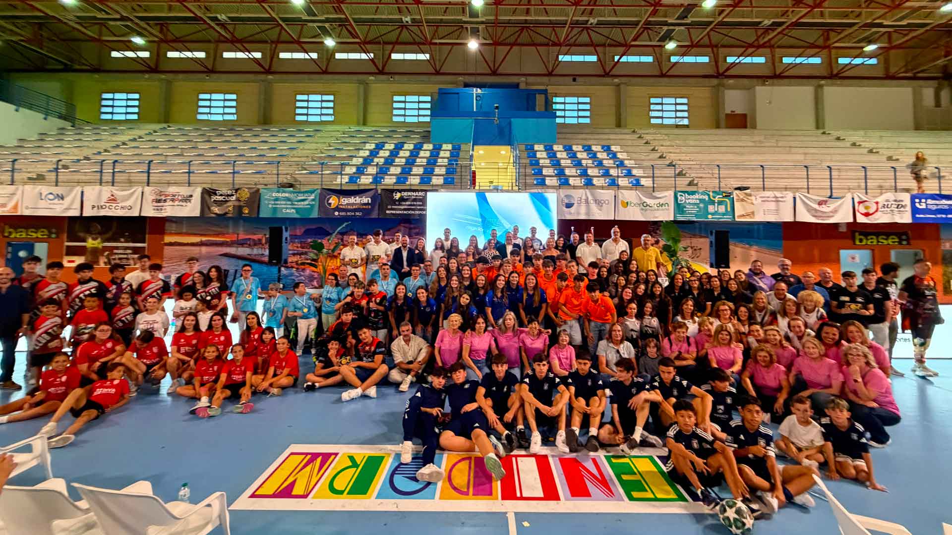 El Palau de Sport l’Illa de Benidorm con los equipos y deportistas
