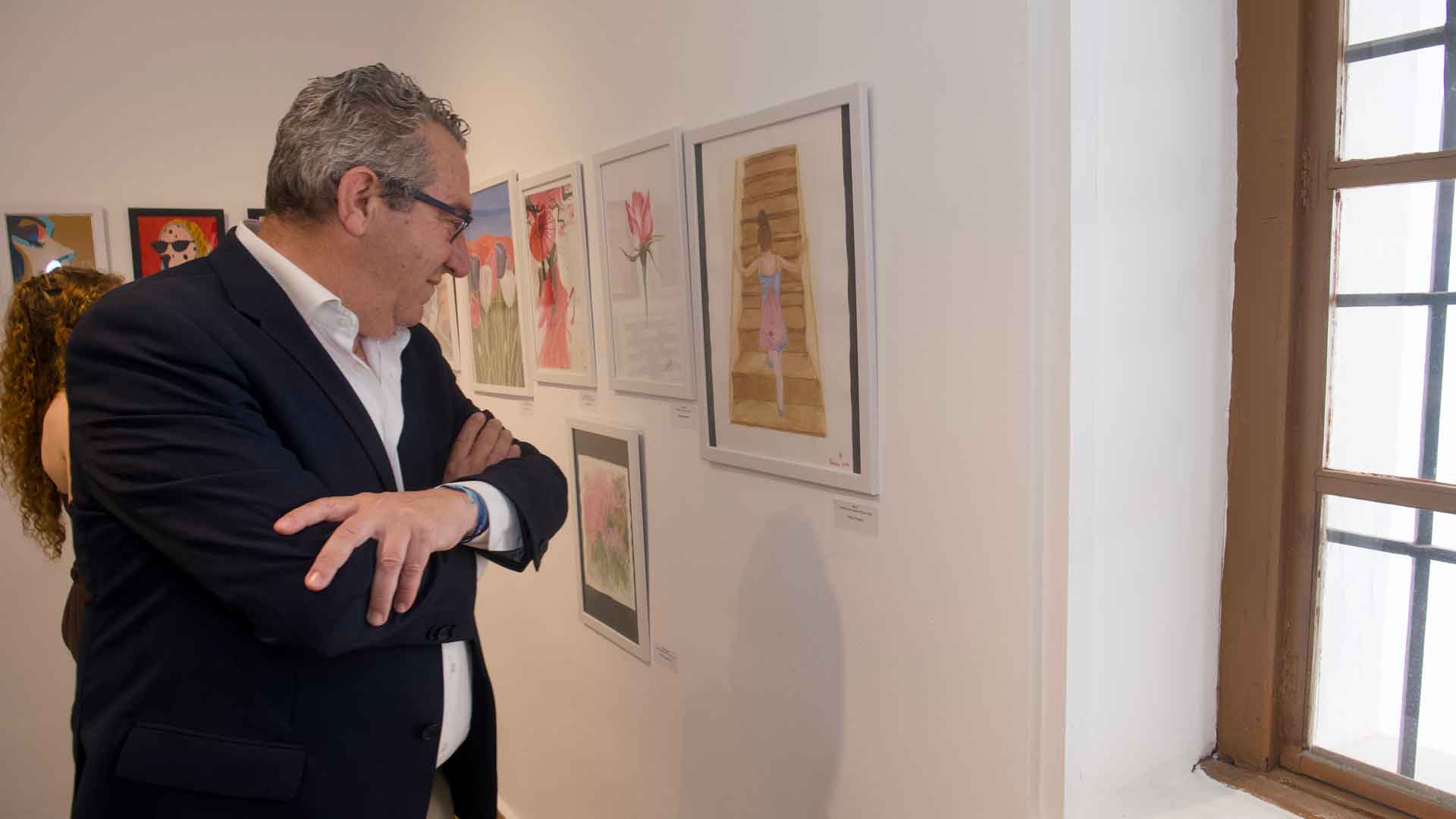 El alcade de Benidorm, Toni Pérez, en la exposición de los artistas de Maduixa Art y Asmibe