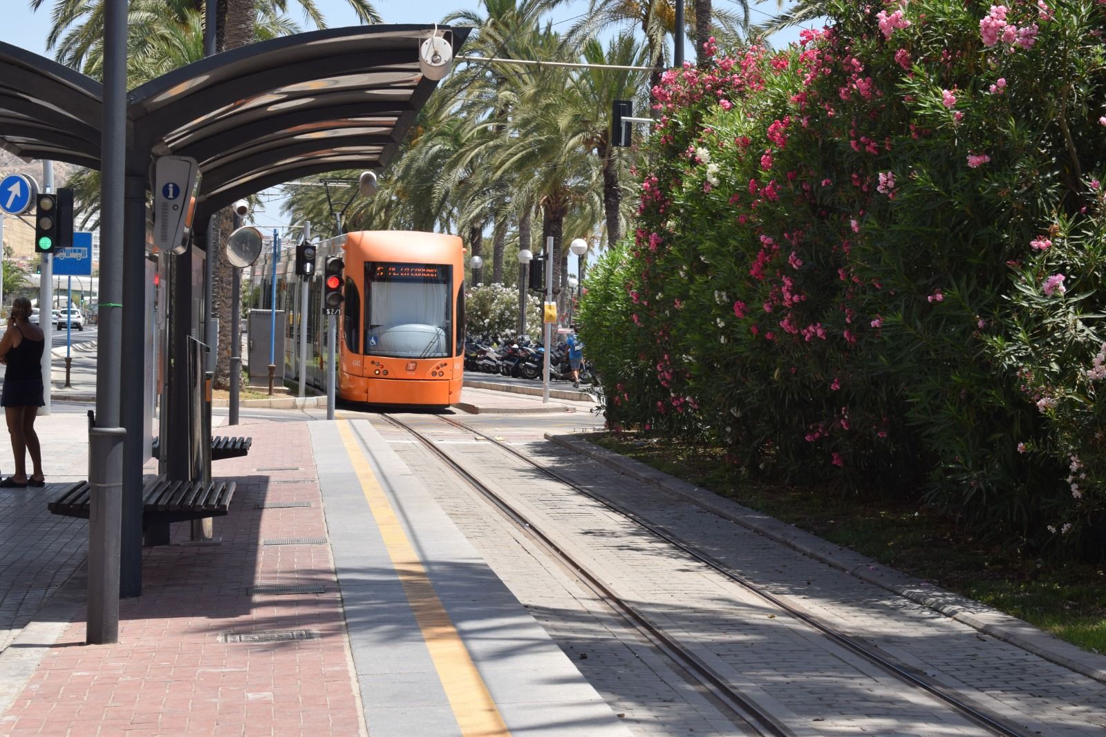 Un tramvia de la línia 5 del TRAM arriba a la parada de Porta de la Mar