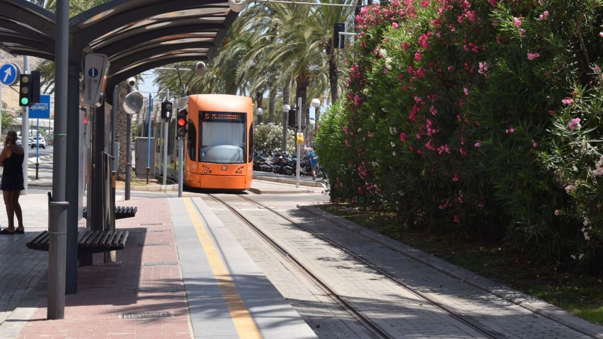 Un tranvía de la línea 5 del TRAM llega a la parada de Puerta del Mar