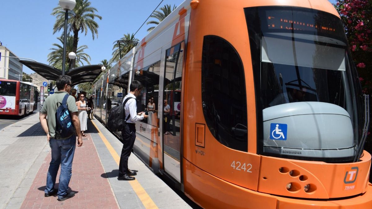 Estación del TRAM de Puerta del Mar, frente al Postiguet, en Alacant