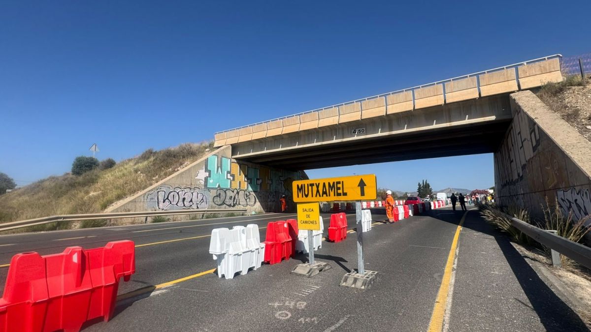 Senyalització de les obres de la nova rotonda d'accés a Mutxamel