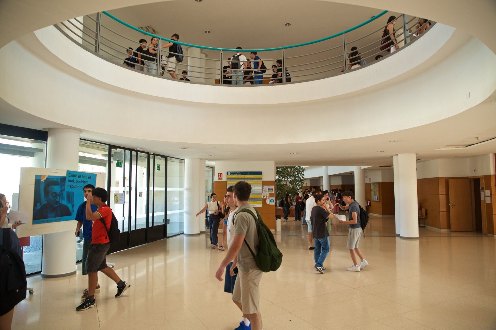 Estudiantes durante los exámenes de la PAU 2026 en la Universidad de Alicante Estudiantes durante los exámenes de la PAU 2026 en la Universidad de Alicante