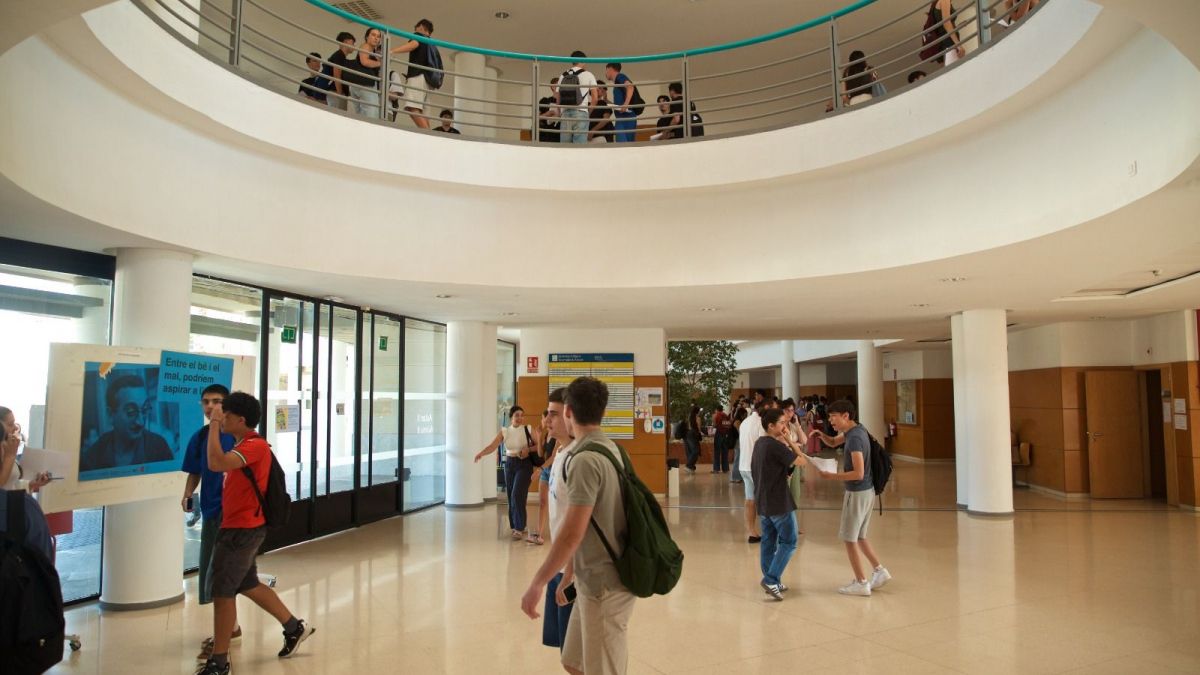 Estudiants durant els exàmens de la PAU 2026 a la Universitat d'Alacant