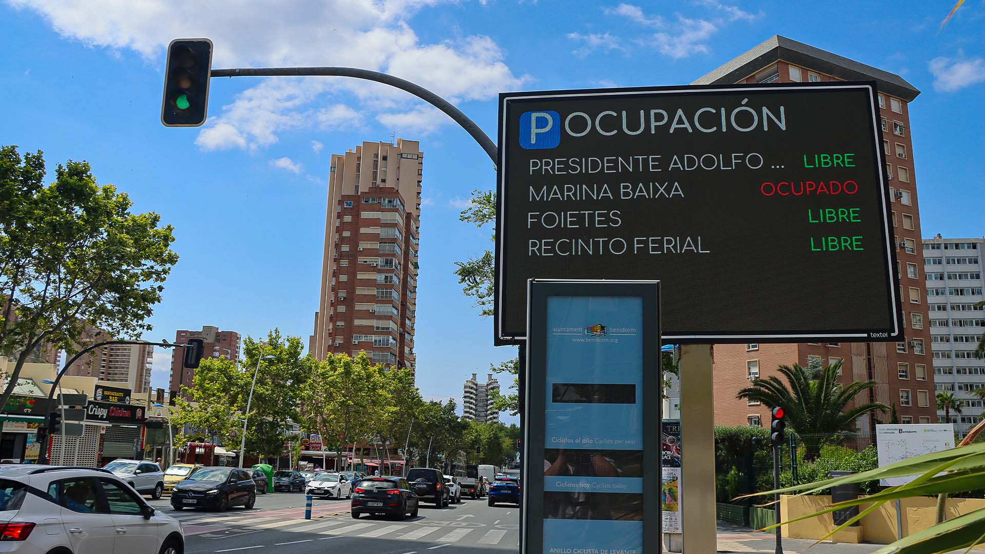 Cartell d'ocupació d'aparcaments a Benidorm