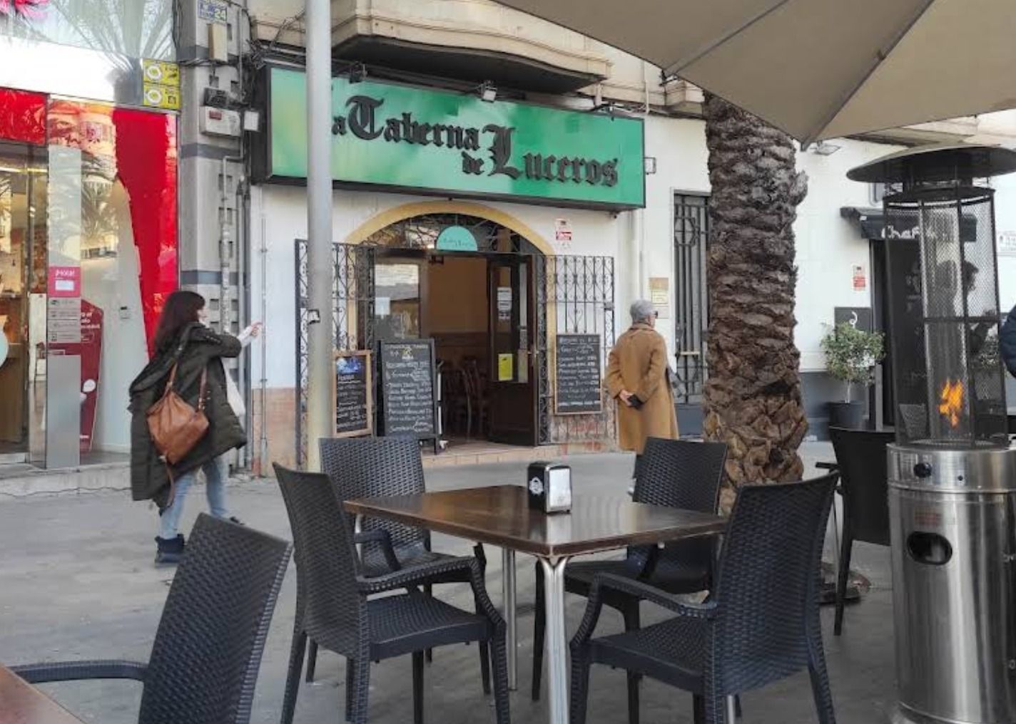 Terrassa d'un establiment en la plaça d'Estels d'Alacant Terrassa d'un establiment en la plaça d'Estels d'Alacant